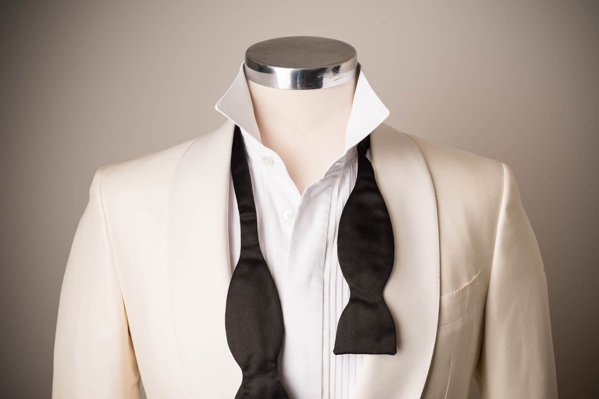 Dinner Jacket nach Maß Smoking mit offener handgebundener Fliege